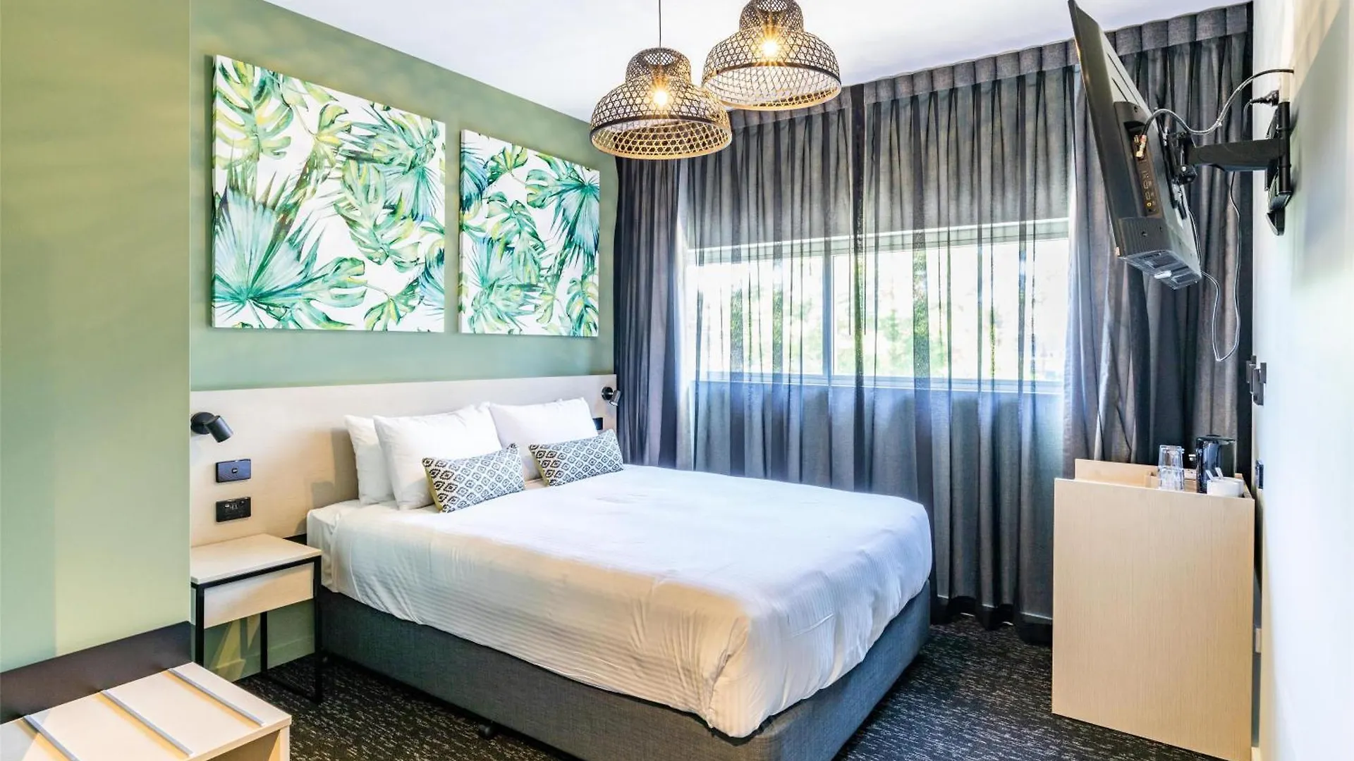 ****  Nightcap At Commercial Hotel Gold Coast Australia