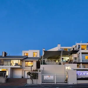 Blaauw Village Guest house Bloubergstrand